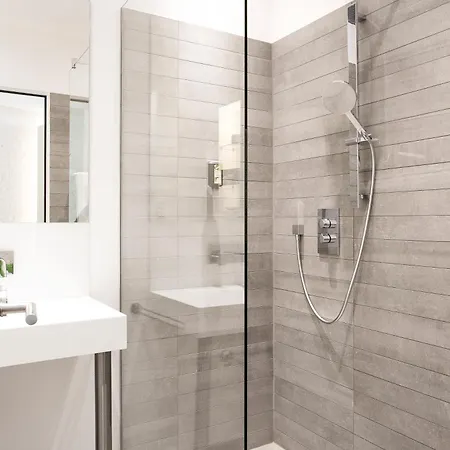 1st Floor 2 Szálloda 4*